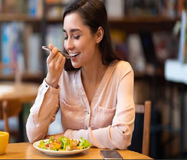 ਵਾਸਤੂ ਸ਼ਾਸਤਰ ਦੇ ਅਨੁਸਾਰ, ਭੋਜਨ ਖਾਣ ਲਈ ਸਭ ਤੋਂ ਉੱਤਮ ਦਿਸ਼ਾ ਉੱਤਰ ਅਤੇ ਪੂਰਬ ਨੂੰ ਮੰਨਿਆ ਜਾਂਦਾ ਹੈ। ਇਸ ਦਿਸ਼ਾ 'ਚ ਭੋਜਨ ਕਰਨ ਨਾਲ ਤਰੱਕੀ ਦੇ ਨਵੇਂ ਮੌਕੇ ਮਿਲਦੇ ਹਨ ਅਤੇ ਧਨ ਲਾਭ ਹੋਣ ਦੀ ਸੰਭਾਵਨਾ ਹੁੰਦੀ ਹੈ।