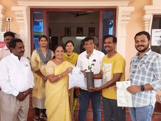 Coimbatore Sulur Municipality giving saplings to parents who come to get birth certificates to protect environment TNN 'பிள்ளைகளை போல மரங்களையும் வளருங்கள்’ - பிறப்பு சான்றிதழோடு மரக்கன்றுகளை வழங்கும் பேரூராட்சி தலைவர்