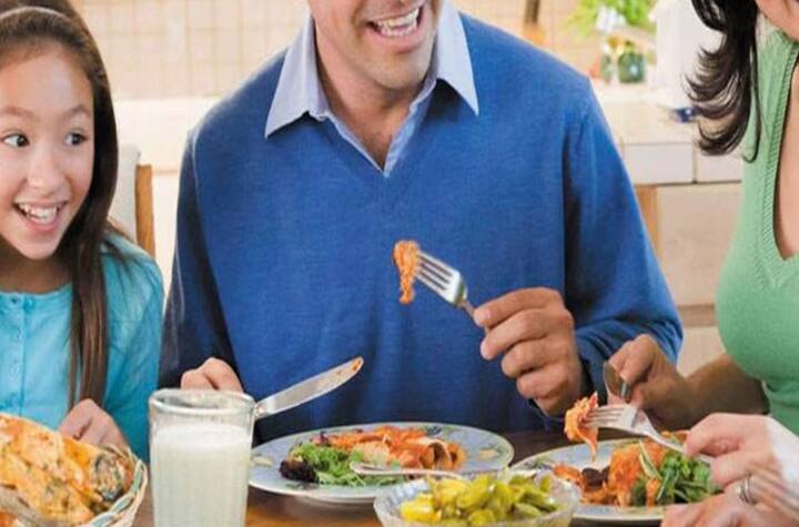 ਖਾਣਾ ਖਾਂਦੇ ਸਮੇਂ ਵਾਸਤੂ ਦੇ ਕਿਹੜੇ ਨਿਯਮਾਂ ਦਾ ਧਿਆਨ ਰੱਖਣਾ ਬਹੁਤ ਜ਼ਰੂਰੀ ਹੈ। ਜੇ ਅਜਿਹਾ ਨਾ ਕੀਤਾ ਜਾਵੇ ਤਾਂ ਵਿਅਕਤੀ ਨੂੰ ਗੰਭੀਰ ਬੀਮਾਰੀਆਂ ਦਾ ਸਾਹਮਣਾ ਕਰਨਾ ਪੈਂਦਾ ਹੈ।