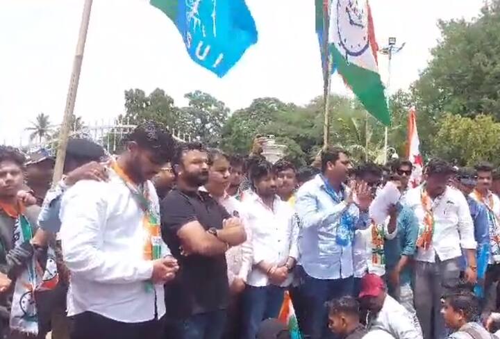 सावित्रीबाई फुले विद्यापीठात विद्यार्थ्यांनी गेटवर ठिय्या आंदोलन केलं आहे.