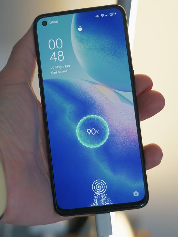 रातभर चार्ज करने से कम होती है फोन की बैटरी लाइफ?