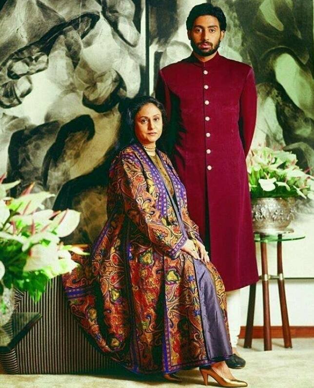 इस पर ऐश्वर्या ने अपनी सभ्यता  को ऊपर रखते हुए अपने करारे जवाब में कहा था- 'अपने माता पिता के साथ रहने में कोई दिक्कत या  परेशानी नहीं है. क्योंकि ये इंजिया में कॉमन है. हमें अपने माता पिता से रात  के डिनर के लिए अपॉइंटमेंट्स नहीं लेनी पड़तीं.'