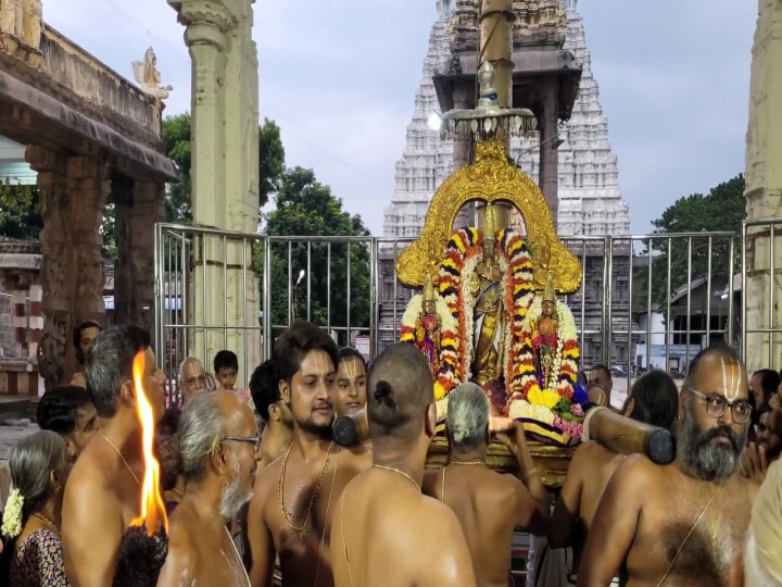 ஆடியை தொடர்ந்து ஆவணியிலும் தொடரும் திருவிழா..! களைகட்டும் வரதராஜ பெருமாள் கோவில்..!