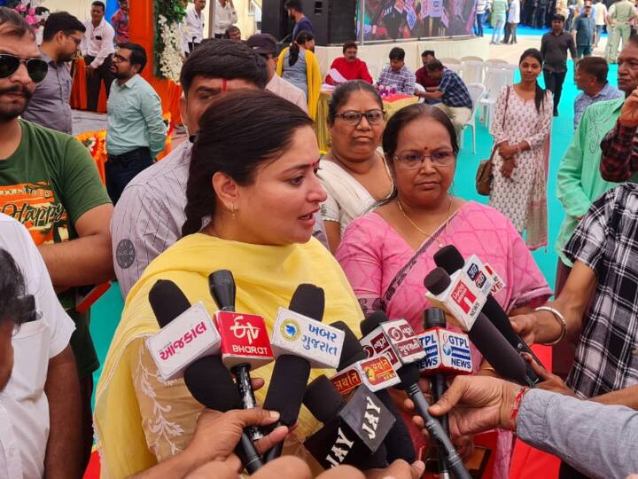 Jamnagar News: रिवाबा जड़ेजा के साथ विवाद पर आखिरकार सांसद पूनम मैडम ने तोड़ी चुप्पी, जानें क्या किया खुलासा? Jamnagar MP Poonam Maadam finally broke her silence on argument with BJP MLA Rivaba Jadeja know what she revealed Jamnagar News: रिवाबा जड़ेजा के साथ विवाद पर आखिरकार सांसद पूनम मैडम ने तोड़ी चुप्पी, जानें क्या किया खुलासा?