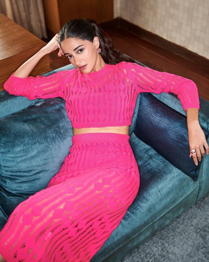 आयुष्मान के साथ शो पर पहुंचीं अनन्या ने एक्टर से सवाल किया था कि क्या आपको नहीं लगता कि मैं हॉट और ब्यूटीफुल हूं. इसपर आयुष्मान ने जवाब में कहा कि पूजा ने आपसे इंस्पिरेशन ली है. ऐसे में अनन्या बोलीं- पूजा ने मेरी खूबसूरती से इंस्पिरेशन ली और इससे भी बियॉन्ड चली गई.