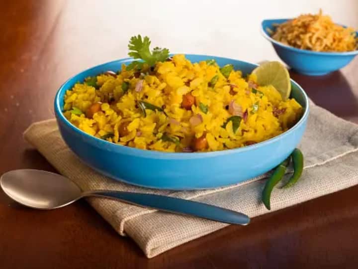 பின்னர், அதில் பயிர் வகைகள் மற்றும் வேர்க்கடலை சேர்க்கவும். இதனை நன்கு கிளறிய பின்னர் அவலை இளஞ்சூட்டில் சுமார் 8 நிமிடங்கள் சமைக்கவும். பின்னர் சிறிது எலுமிச்சை சாறு பிழிந்து சூடாக பரிமாறவும்!