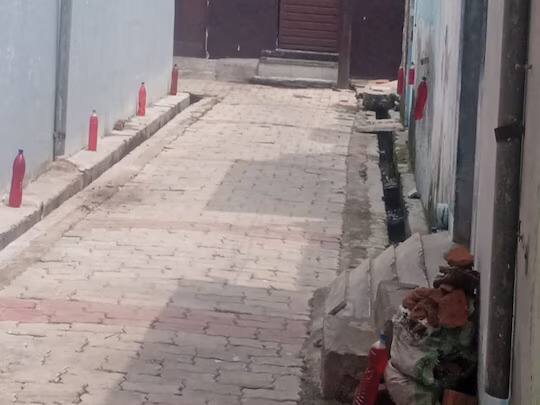 Viral News: ਕਾਨਪੁਰ 'ਚ ਲਾਲ ਬੋਤਲ ਦਾ ਟੋਟਕਾ! ਜਾਣੋ ਘਰਾਂ ਦੇ ਬਾਹਰ ਰੱਖੀਆਂ ਇਨ੍ਹਾਂ ਬੋਤਲਾਂ ਦਾ ਰਾਜ਼! secret of red bottles kept in streets of Kanpur Viral News: ਕਾਨਪੁਰ 'ਚ ਲਾਲ ਬੋਤਲ ਦਾ ਟੋਟਕਾ! ਜਾਣੋ ਘਰਾਂ ਦੇ ਬਾਹਰ ਰੱਖੀਆਂ ਇਨ੍ਹਾਂ ਬੋਤਲਾਂ ਦਾ ਰਾਜ਼!