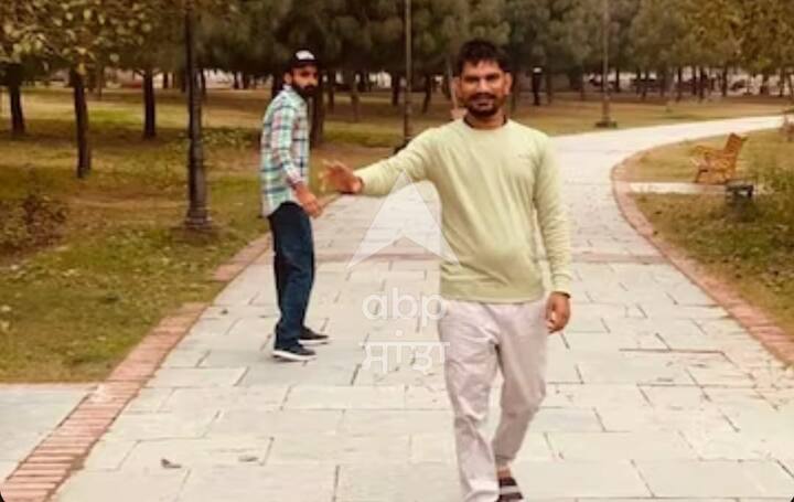 ਤਸਵੀਰਾਂ 'ਚ ਦਿਖਾਈ ਦੇ ਰਹੇ ਇਨ੍ਹਾਂ ਹਥਿਆਰਾਂ ਨਾਲ ਸਿੱਧੂ ਮੂਸੇਵਾਲੇ 'ਤੇ 100 ਤੋਂ ਵੱਧ ਗੋਲੀਆਂ ਚਲਾਈਆਂ ਗਈਆਂ। ਤਸਵੀਰ ਵਿੱਚ ਬਿਸ਼ਨੋਈ ਗੈਂਗ ਦੇ ਸ਼ੂਟਰ ਸਚਿਨ ਭਿਵਾਨੀ, ਕਪਿਲ ਪੰਡਿਤ ਹਥਿਆਰਾਂ ਸਮੇਤ ਨਜ਼ਰ ਆ ਰਹੇ ਹਨ। ਸੂਤਰਾਂ ਮੁਤਾਬਕ ਸਚਿਨ ਬਿਸ਼ਨੋਈ, ਜੋ ਕਿ ਲਾਰੈਂਸ ਬਿਸ਼ਨੋਈ ਦਾ ਸਭ ਤੋਂ ਨਜ਼ਦੀਕੀ ਹੈ ਉਸ ਨੇ ਗਰੋਹ ਦੇ ਬਾਕੀ ਮੈਂਬਰਾਂ ਨੂੰ ਅਯੁੱਧਿਆ ਸਮੇਤ ਲਖਨਊ ਦੇ ਵੱਖ-ਵੱਖ ਇਲਾਕਿਆਂ 'ਚ ਕਈ ਦਿਨਾਂ ਤੋਂ ਲੁਕਾ ਰਿਹਾ ਸੀ। ਜਾਂਚ ਏਜੰਸੀਆਂ ਨੇ ਹੁਣ ਉੱਤਰ ਪ੍ਰਦੇਸ਼ 'ਚ ਮੌਜੂਦ ਬਿਸ਼ਨੋਈ ਗੈਂਗ ਦੇ ਮਦਦਗਾਰਾਂ ਦੀ ਪਛਾਣ ਸ਼ੁਰੂ ਕਰ ਦਿੱਤੀ ਹੈ।