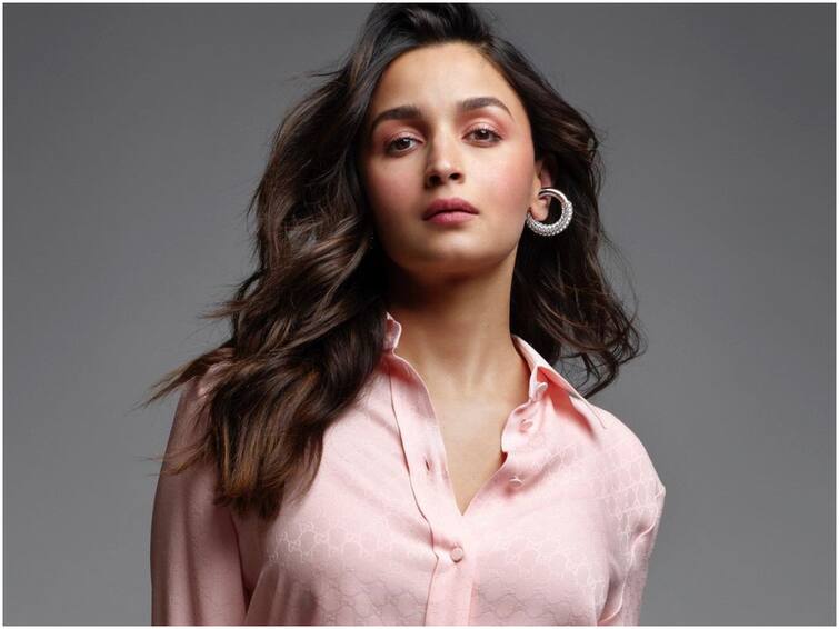 alia bhatt shares a happy post amid lipstick comments on her husband ranbir Alia Bhatt: ఆలియా ‘లిప్‌స్టిక్‌’ లొల్లి, రణబీర్‌ను ఏకేస్తున్న నెటిజన్స్ - పాపం, అలా అనకుండా ఉండాల్సింది!