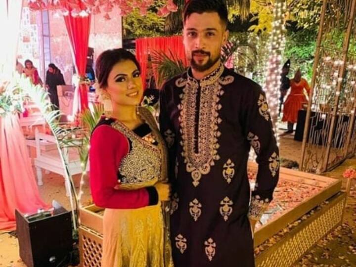 पाकिस्तान के पूर्व तेज गेंदबाज मोहम्मद आमिर की वाइफ का नाम नरजीस खातून है. मोहम्मद आमिर और नरजीस खातून की शादी साल 2016 में हुई थी. मोहम्मद आमिर के मैचों के दौरान नरजीस खातून को अकसर स्टेडियम में देखा जाता है. (फोटो क्रेडिट- सोशल मीडिया)