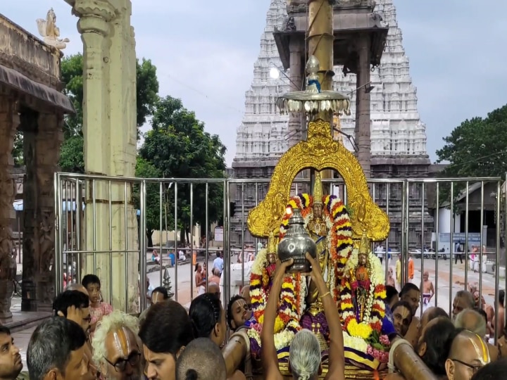 ஆடியை தொடர்ந்து ஆவணியிலும் தொடரும் திருவிழா..! களைகட்டும் வரதராஜ பெருமாள் கோவில்..!