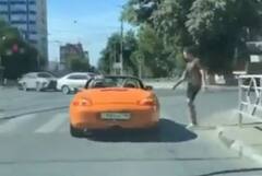 Funny Video: ਜ਼ੈਬਰਾ ਕਰਾਸਿੰਗ 'ਤੇ ਖੜ੍ਹੀ ਕਾਰ, ਵਿਅਕਤੀ ਨੇ ਮਜ਼ਾਕੀਆ ਤਰੀਕੇ ਨਾਲ ਪਾਰ ਕੀਤੀ ਸੜਕ, ਦੇਖਦਾ ਹੀ ਰਹਿ ਗਿਆ ਡਰਾਈਵਰ!