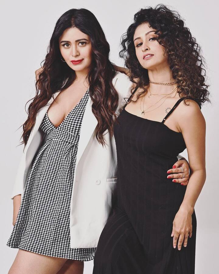 বিদেশে ফ্রুট কেক, মোমবাতি সহকারে বন্ধুদের নিয়ে নিজের জন্মদিন পালন করেছিলেন অভিনেত্রী।
