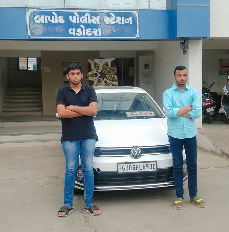 Vadodara: Five accused who performed stunts in the car were detained by the police Vadodara માં બેફામ બન્યા સ્ટંટબાજો, કારમાં સ્ટંટ કરનારા પાંચ આરોપીઓની પોલીસે કરી અટકાયત