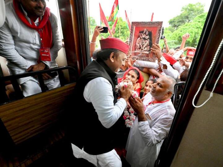 Akhilesh Yadav News: लोकसभा चुनाव को लेकर समाजवादी पार्टी के अध्यक्ष अखिलेश यादव ने अपनी पूरी ताकत झोंकी हुई है. वो लगातार प्रदेश का दौरा कर रहे हैं और लोगों से मिलते हैं.