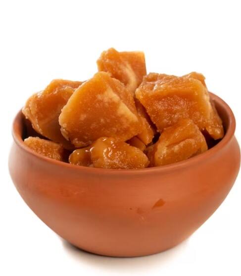 100 ਗ੍ਰਾਮ ਗੁੜ ਵਿੱਚ 98 ਗ੍ਰਾਮ ਕਾਰਬੋਹਾਈਡਰੇਟ ਅਤੇ 100 ਗ੍ਰਾਮ ਕਾਰਬੋਹਾਈਡਰੇਟ ਇੰਨੀ ਹੀ ਮਾਤਰਾ ਵਿੱਚ ਚੀਨੀ ਵਿੱਚ ਮੌਜੂਦ ਹੁੰਦਾ ਹੈ। ਦੋਵਾਂ ਵਿੱਚ ਅੰਤਰ ਸਿਰਫ 2 ਗ੍ਰਾਮ ਕਾਰਬੋਹਾਈਡਰੇਟ ਹੈ। ਇਹੀ ਕਾਰਨ ਹੈ ਕਿ ਸਿਹਤ ਮਾਹਿਰ ਸ਼ੂਗਰ ਦੇ ਮਰੀਜ਼ਾਂ ਨੂੰ ਗੁੜ ਨਾ ਖਾਣ ਦੀ ਸਲਾਹ ਦਿੰਦੇ ਹਨ।