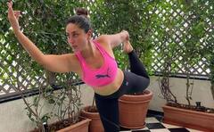 Kareena Kapoor Fitness : પરફેક્ટ ફિગર માટે એક્ટ્રેસ કરિના કપૂર કરે છે યોગા, તસવીરો જોઈ દંગ રહી જશો