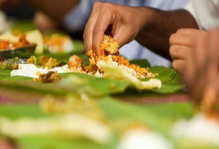 Where Not to Face While Eating:  ਵਾਸਤੂ ਸ਼ਾਸਤਰ ਵਿੱਚ ਦਿਸ਼ਾਵਾਂ ਬਹੁਤ ਮਹੱਤਵਪੂਰਨ ਹਨ। ਸਹੀ ਚੀਜ਼ਾਂ ਰੱਖਣ ਅਤੇ ਸਹੀ ਦਿਸ਼ਾ ਵਿੱਚ ਕੰਮ ਕਰਨ ਨਾਲ ਸਕਾਰਾਤਮਕ ਊਰਜਾ ਦਾ ਸੰਚਾਰ ਹੁੰਦਾ ਹੈ ਅਤੇ ਘਰ ਵਿੱਚ ਸੁੱਖ ਅਤੇ ਖੁਸ਼ਹਾਲੀ ਬਣੀ ਰਹਿੰਦੀ ਹੈ। ਵਾਸਤੂ ਸ਼ਾਸਤਰ ਵਿੱਚ ਭੋਜਨ ਖਾਣ ਦੀ ਵੀ ਸਹੀ ਦਿਸ਼ਾ ਵੀ ਦੱਸੀ ਗਈ ਹੈ। ਦੂਜੇ ਪਾਸੇ ਗਲਤ ਦਿਸ਼ਾ 'ਚ ਖਾਣਾ ਖਾਣ ਨਾਲ ਵਾਸਤੂ ਦੋਸ਼ ਪੈਦਾ ਹੁੰਦੇ ਹਨ ਅਤੇ ਘਰ 'ਚ ਦੁੱਖ, ਤਕਲੀਫ਼ ਅਤੇ ਆਰਥਿਕ ਸਮੱਸਿਆਵਾਂ ਵਧਣ ਲੱਗਦੀਆਂ ਹਨ।