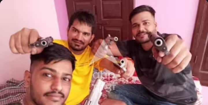 ਤਸਵੀਰਾਂ 'ਚ ਦਿਖਾਈ ਦੇ ਰਹੇ ਇਨ੍ਹਾਂ ਹਥਿਆਰਾਂ ਨਾਲ ਸਿੱਧੂ ਮੂਸੇਵਾਲੇ 'ਤੇ 100 ਤੋਂ ਵੱਧ ਗੋਲੀਆਂ ਚਲਾਈਆਂ ਗਈਆਂ। ਤਸਵੀਰ ਵਿੱਚ ਬਿਸ਼ਨੋਈ ਗੈਂਗ ਦੇ ਸ਼ੂਟਰ ਸਚਿਨ ਭਿਵਾਨੀ, ਕਪਿਲ ਪੰਡਿਤ ਹਥਿਆਰਾਂ ਸਮੇਤ ਨਜ਼ਰ ਆ ਰਹੇ ਹਨ।