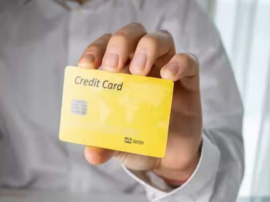 Credit Card Tips: ਉਪਭੋਗਤਾ ਆਨਲਾਈਨ ਖਰੀਦਦਾਰੀ ਲਈ ਵੱਡੇ ਪੱਧਰ 'ਤੇ ਕ੍ਰੈਡਿਟ ਕਾਰਡ ਦੀ ਵਰਤੋਂ ਕਰਦੇ ਹਨ। ਜੇਕਰ ਤੁਸੀਂ ਵੱਖ-ਵੱਖ ਸ਼ਾਪਿੰਗ ਵੈੱਬਸਾਈਟਾਂ 'ਤੇ ਵੀ ਕਾਰਡ ਦੀ ਵਰਤੋਂ ਕਰਦੇ ਹੋ, ਤਾਂ ਸੁਰੱਖਿਅਤ ਲੈਣ-ਦੇਣ ਲਈ ਯਕੀਨੀ ਤੌਰ 'ਤੇ ਕੁਝ ਟਿਪਸ ਫੋਲੋ ਕਰੋ। ਇਹ ਤੁਹਾਨੂੰ ਵੱਡੇ ਵਿੱਤੀ ਨੁਕਸਾਨ ਤੋਂ ਬਚਾਏਗਾ।
