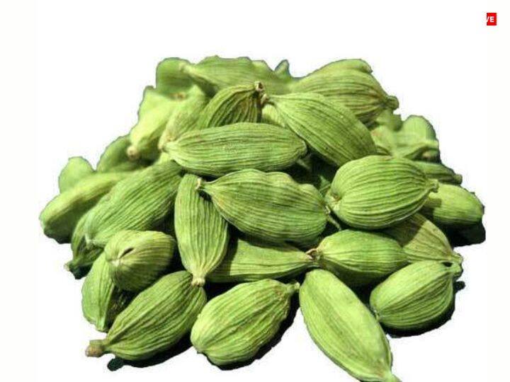 ज्योतिष शास्त्र के अनुसार विनायक चतुर्थी के दिन सुखी दांपत्य जीवन पाने के लिए हरे रंग के वस्त्र पहनकर भगवान गणेश का पूजन करना चाहिए. इसके साथ ही पान के पत्ते पर 5 लौंग और 5 इलायची रखकर गणेश जी को अर्पित करें. इससे घर के सदस्यों में मन-मुटाव दूर होता है और एकता बनी रहती है.