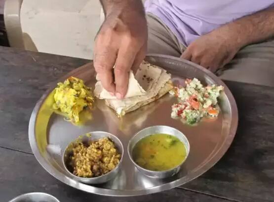 ਭੋਜਨ ਖਾਣ ਲਈ ਪੱਛਮ ਦਿਸ਼ਾ ਨੂੰ ਵੀ ਠੀਕ ਨਹੀਂ ਮੰਨਿਆ ਜਾਂਦਾ ਹੈ। ਇਸ ਦਿਸ਼ਾ ਵੱਲ ਮੂੰਹ ਕਰਕੇ ਭੋਜਨ ਖਾਣ ਨਾਲ ਵਿਅਕਤੀ ਕਰਜ਼ਾ ਚੜ੍ਹ ਜਾਂਦਾ ਹੈ।