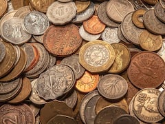 क्या सही में पुराने सिक्के लाखों रुपये में बिकते हैं? इन्हें बेचना गैरकानूनी तो नहीं है?