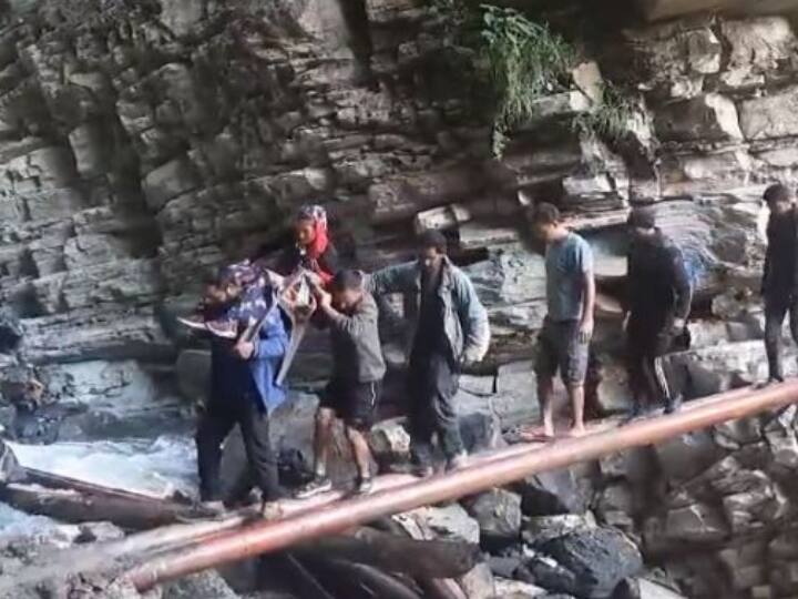 Uttarakhand Heavy Rain Pregnant Woman Shoulders and Dangerous Path in Chamoli ANN Chamoli News: उत्तराखंड में बारिश के कहर से रास्ते और पुल तबाह, चमोली में गर्भवती महिला को ऐसे पहुंचाया अस्पताल