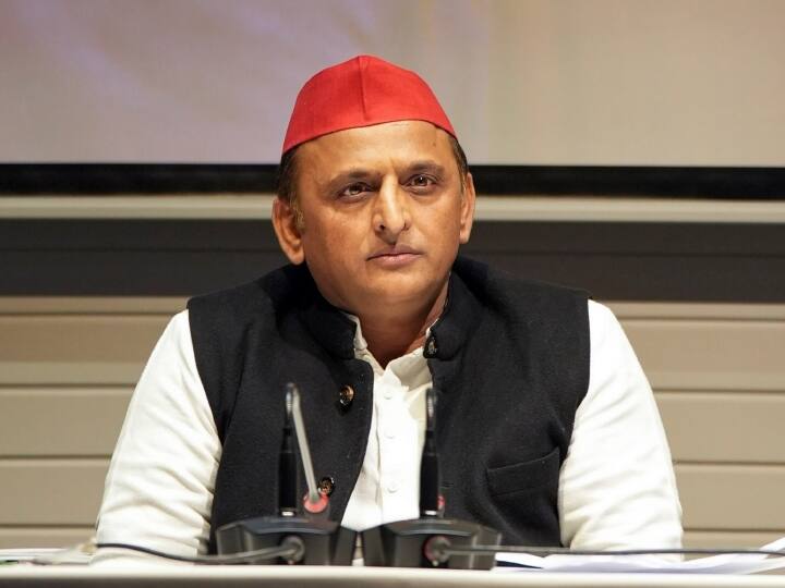 Samajwadi Party Chief Akhilesh Yadav Reaction on Shoe thrown Swami Prasad Maurya Swami Prasad Maurya: स्वामी प्रसाद मौर्य पर जूता फेंकने के मामले पर अखिलेश यादव की प्रतिक्रिया, कहा- '...कोई बम गिरा दे'