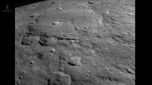 लँडर मॉड्यूलला प्रोपल्शन मॉड्यूलपासून वेगळे केल्यानंतर चंद्राचा पहिला फोटो समोर आला आहे.(PC:ISRO/twitter)