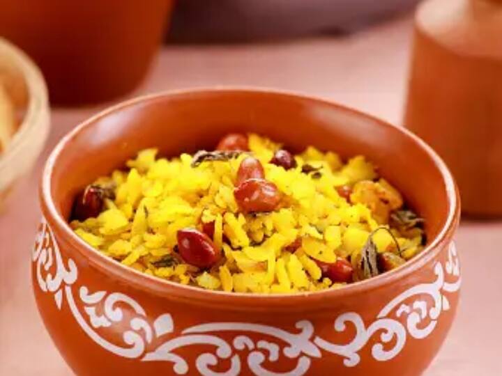 Poha Recipe in Tamil : உடல் எடையைக் குறைக்க எப்போதுமே அதிக புரதம் மற்றும் குறைந்த கலோரி உள்ள உணவுகள்தான் பரிந்துரைக்கப்படுகின்றன. அப்படியான உணவுகளில் அதிகம் விரும்பப்படுவது போஹா என்னும் அவல் உப்மா.