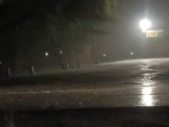 गुरुवार मध्यरात्रीपासून भंडारा जिल्ह्यात पावसाने जोरदार हजेरी लावली आहे.