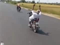 चलती बाइक पर स्टंट दिखाने लगे चचा, वायरल हो रहा  हैंडल छोड़कर दादा के उछलते हुए का वीडियो, लोग बोले- तूफानी जवानी