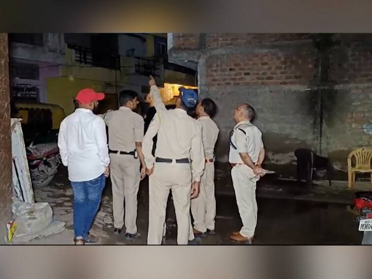 Madhya Pradesh Indore firing two shot dead over dog dispute indore and six injured Indore Crime : कुत्रे भांडले, कुत्र्यांचे मालक भांडले, एकाने अंदाधुंद गोळीबार केला, दोघांचा जीव गेला; धक्कादायक घटनेने इंदूर हादरलं