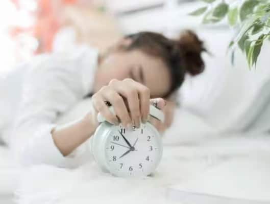 how-many-hours-should-a-sleep-know-the-right-dosage-of-sleep-according-to-your-age How Much Sleeping Hours Do You Need: ਜੇਕਰ ਤੁਸੀਂ ਵੀ ਲੈਂਦੇ ਹੋ ਇੰਨੇ ਘੰਟਿਆਂ ਦੀ ਨੀਂਦ, ਤਾਂ ਸਿਹਤ ਨੂੰ ਹੋਣਗੇ ਇਹ ਨੁਕਸਾਨ