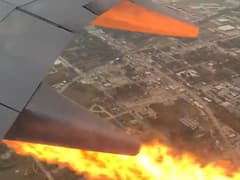 हवा में थी फ्लाइट और इंजन से निकलने लगे आग के गोले, यात्रियों की अटक गईं सांसें, देखें वीडियो