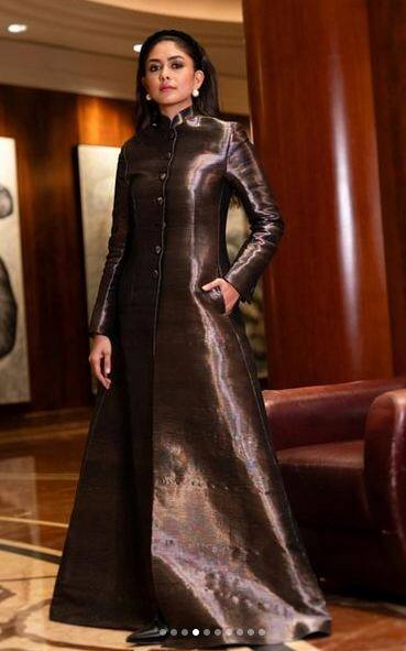 ਮ੍ਰਿਣਾਲ ਠਾਕੁਰ ਨੇ ਇੰਡੋ-ਵੈਸਟਰਨ ਲੁੱਕ 'ਚ ਲਾਇਆ ਸਾਦਗੀ ਦਾ ਤੜਕਾ