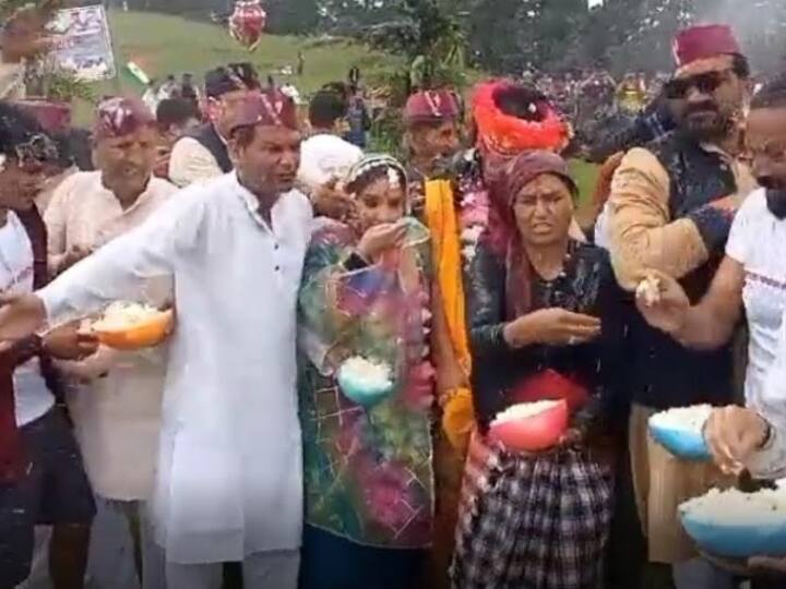 Butter festival celebrated in Uttarkashi district in Uttarakhand ANN Uttarakhand News: उत्तराखंड में खेली गई मक्खन वाली होली, घी और दही से लोगों ने एक दूसरे को नहलाया