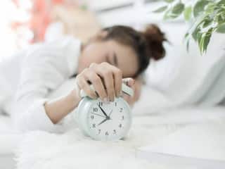 जानें कितने घंटे की नींद है आपके लिए काफी, महिलाओं को सोना चाहिए पुरूषों से ज्यादा