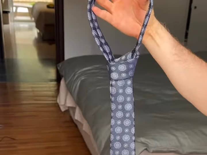 Tie tied in the blink of an eye this video is going viral टाई बांधने में छूट जाते हैं अच्छे अच्छों के पसीने, पर क्या आपने देखा नॉट बांधने का ये नायब तरीका, पलक झपकते ही बंध जाएगी Tie