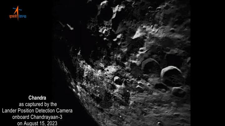 चांद्रयान-3 चा विक्रम लँडर मॉड्यूल चंद्राच्या पृष्ठभागापासून 30 किलोमीटर अंतरावर पोहोचलं असून आता याचा वेग कमी-कमी होत जाईल. त्यानंतर विक्रम लँडर चंद्राच्या पृष्ठभागावर सॉफ्ट लँडिंग करण्याचा प्रयत्न करेल. (PC:ISRO/twitter)
