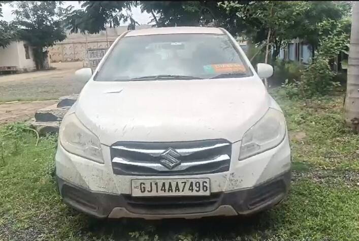 BJP leader Devji Padsala caught gambling in Hemal village of Amreli Amreli: અમરેલીમાં બીજેપી નેતા શ્રાવણીયો જુગાર રમતા ઝડપાતા ખળભળાટ