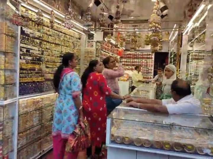 हरियाली तीज का पर्व  खुशहाली, प्रेम और प्रकृति से जुड़ने का एक  प्रतीक भी है. वहीं इस त्यौहार को लेकर दिल्ली के चांदनी चौक बाजार में भी आम दिनों की तुलना में अधिक चहल-पहल देखी जा रही है.  दिल्ली के पांडव नगर निवासी शोभा सिंह ने एबीपी न्यूज़ से बातचीत के दौरान कहा कि, हरियाली तीज को लेकर काफी उत्साह है और हम पर्व की तैयारी को लेकर चांदनी चौक बाजार में खरीदारी के लिए आए हैं. विधि विधान से पूजन और व्रत रखने वाली महिलाओं को पूरे साल इस दिन का इंतजार रहता है.