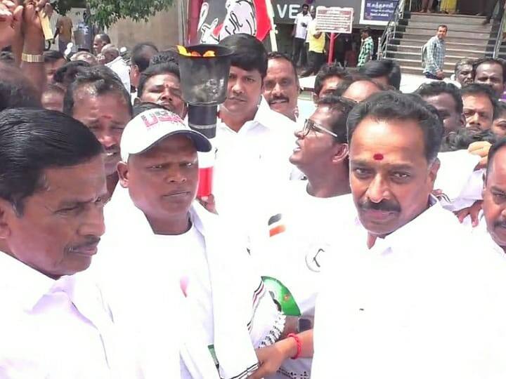 அதிமுக வீர வரலாற்று பொன்விழா தீபச்சுடர் கரூர் வருகை - முன்னாள் அமைச்சர் உற்சாக வரவேற்பு