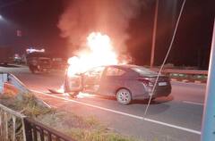 Jalandhar-Ludhiana Highway : ਚੱਲਦੀ ਗੱਡੀ ਨੂੰ ਲੱਗੀ ਧੂੰਆਦਾਰ ਅੱਗ, ਹਾਦਸਾ ਦੇਖ ਸਹਿਮੇ ਲੋਕ