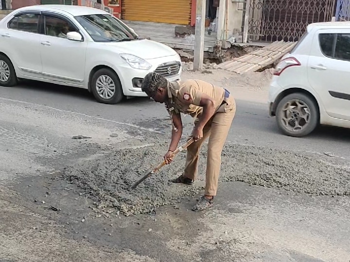 குண்டும் குழியுமாக இருந்த சாலைகள்; தனி ஒருவராக சீரமைத்த காவலர் ; கோவை வாசிகள் பாராட்டு