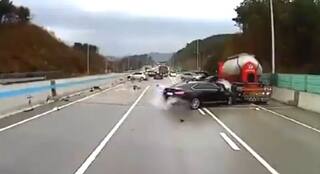 Viral Video: ਅਚਾਨਕ ਇੱਕ ਦੂਜੇ ਨਾਲ ਟਕਰਾ ਗਈਆਂ ਕਾਰਾਂ! ਕੋਈ ਰੁਕਾਵਟ ਨਹੀਂ, ਫਿਰ ਕਿਵੇਂ ਹੋਇਆ ਹਾਦਸਾ?