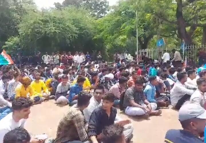 25 हजार विद्यार्थ्यांना याचा फटका बसणार असल्यानं विद्यार्थी आंदोलनाला बसले आहे.