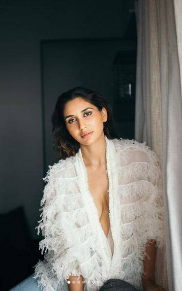 ਹਾਲ ਹੀ 'ਚ ਅਦਾਕਾਰਾ ਨੇ ਆਪਣੇ ਤਾਜ਼ਾ ਫੋਟੋਸ਼ੂਟ ਦੀਆਂ ਤਸਵੀਰਾਂ ਪ੍ਰਸ਼ੰਸਕਾਂ ਵਿਚਕਾਰ ਪੋਸਟ ਕਰਕੇ ਲੋਕਾਂ ਦੇ ਹੋਸ਼ ਉਡਾ ਦਿੱਤੇ ਹਨ। ਇਨ੍ਹਾਂ ਤਸਵੀਰਾਂ 'ਚ ਉਸ ਦੇ ਸਿਜ਼ਲਿੰਗ ਅੰਦਾਜ਼ ਨੂੰ ਦੇਖ ਕੇ ਪ੍ਰਸ਼ੰਸਕਾਂ ਦਾ ਦਿਲ ਹਾਰ ਗਿਆ ਹੈ। ਵੇਖੋ ਅਦਾਕਾਰਾ ਦੀਆਂ ਤਸਵੀਰਾਂ...