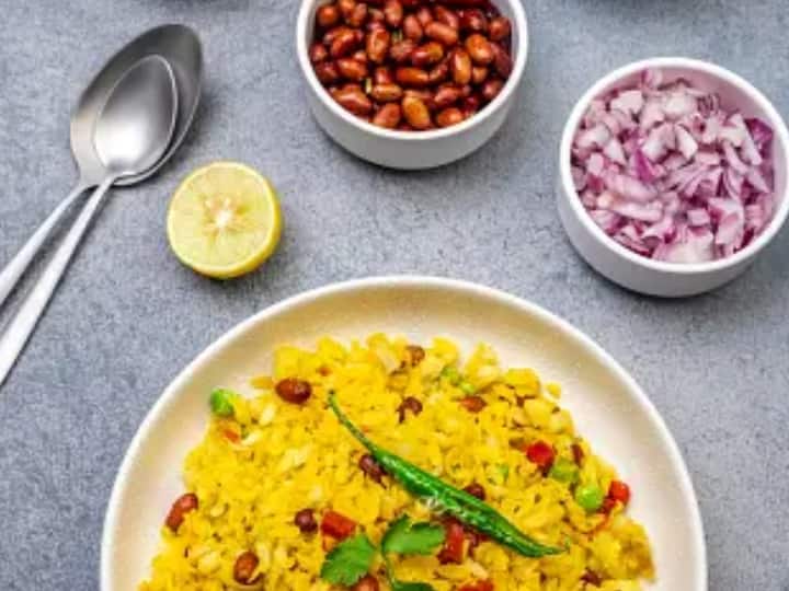 அவை ஒன்றாகச் சமைத்த பின்னர் அவல் மற்றும் ஓட்ஸை வாணலியில் சேர்க்கவும். அடுப்பு குறைந்த தீயில் இருப்பதை உறுதி செய்து கொண்டு, அனைத்து பொருட்களையும் நன்கு கலக்கவும். ருசிக்கு உப்பு, மஞ்சள் மற்றும் பிற மசாலாப் பொருள்களையும் சேர்க்கவும்.